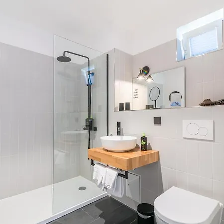 Limehome Porschestrasse شقة